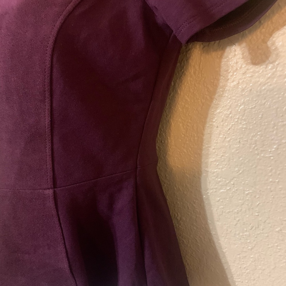 BCBGMAXAZRIA Women’s Sz XS Maroon Suede Peplum Top - Picture 5 of 14